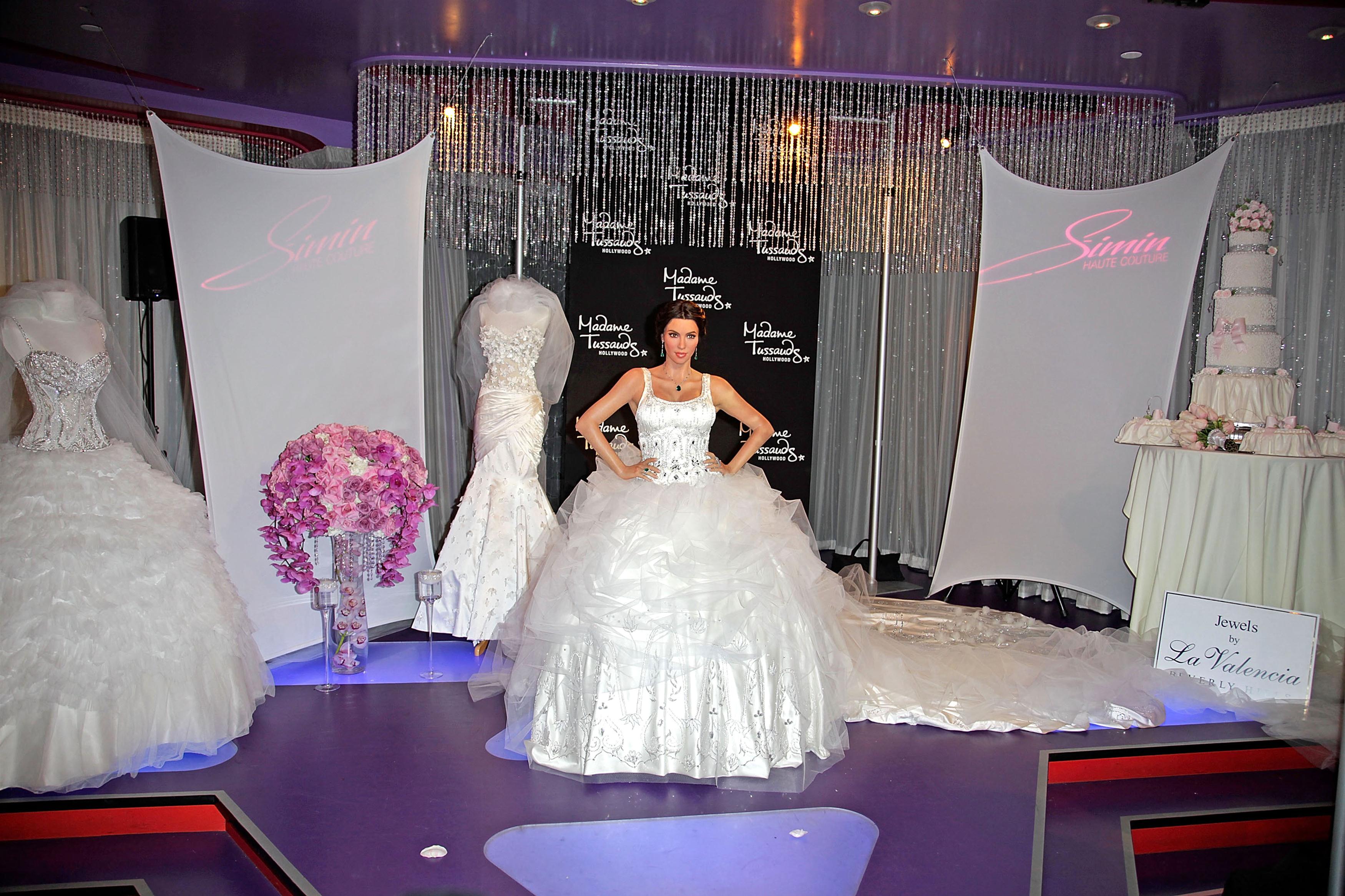 The unveiling of Kim Kardashian s wedding-themed wax figure dress | Picture 62802